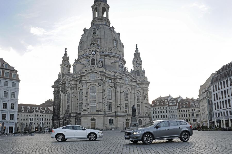  Volvo V60 T5 Cross Country 2015 года  (фото 3 из 38)